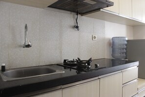 Habitació | Cuina privada | Frigorífic, placa de cuina i utensilis de cuina, vaixella i coberteria 