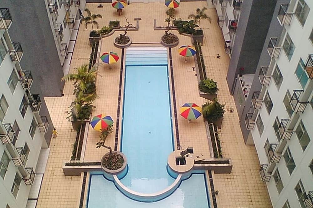 Pool View 2Br Apartment At The Jarrdin Cihampelas