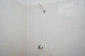 Habitación | Baño | Ducha, artículos de higiene personal gratuitos y toallas