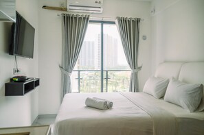 1 bedroom, free WiFi, bed sheets - Comfortable Studio With Pool View At Sky House Bsd Apartment (Pagedangan)