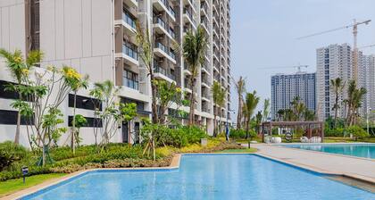 Comfortable Studio With Pool View At Sky House Bsd Apartment