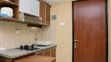 Refrigerador, placa de cocina, utensilios de cocina