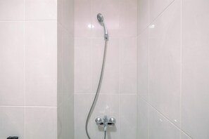 Bathroom - Elegant Studio At Evenciio Apartment Margonda (Depok)