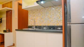Habitación | Cocina privada | Refrigerador, parrilla de estufa y utensilios de cocina