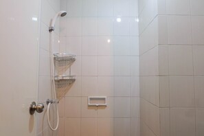 Kamar | Kamar mandi | Shower, perlengkapan mandi gratis,  dan handuk