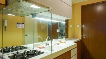Room | Private kitchen | Fridge, stovetop, cookware/dishes/utensils