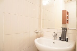 Room | Bathroom | Shower, free toiletries, towels - Comfortable Studio Room At Signature Park Grande Apartment (Jakarta)