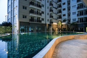 Outdoor pool - Cozy 1Br At Signature Park Grande Apartment (Jakarta)