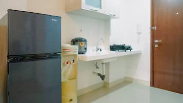 Kamer | Privékeuken | Een koelkast, een kookplaat, kookgerei, borden en bestek