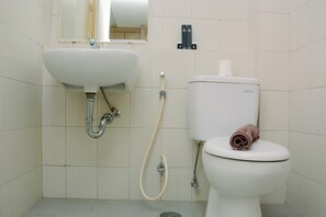 Zimmer | Badezimmer | Dusche, kostenlose Toilettenartikel, Handtücher