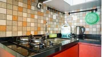 Habitación | Cocina privada | Refrigerador, parrilla de estufa y utensilios de cocina