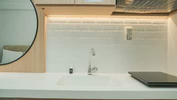 Huone | Yksityinen keittiö | Jääkaappi, mikroaaltouuni, liesi, astianpesukone