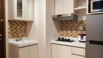 Room | Private kitchen | Fridge, stovetop, cookware/dishes/utensils