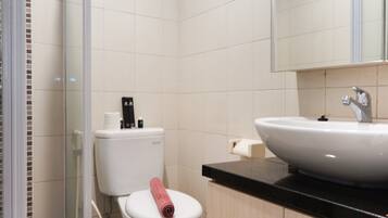 Room | Bathroom | Shower, free toiletries, towels