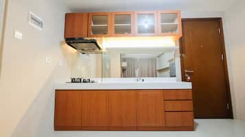 Habitación | Cocina privada | Refrigerador, parrilla de estufa y utensilios de cocina