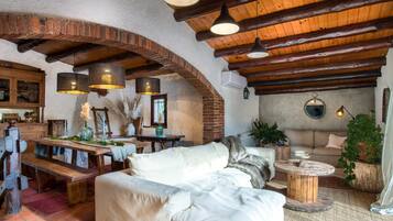 Televisio, takka, DVD-soitin, stereot