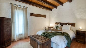 4 makuuhuonetta, silitysrauta/-lauta, ilmainen Wi-Fi, vuodevaatteet