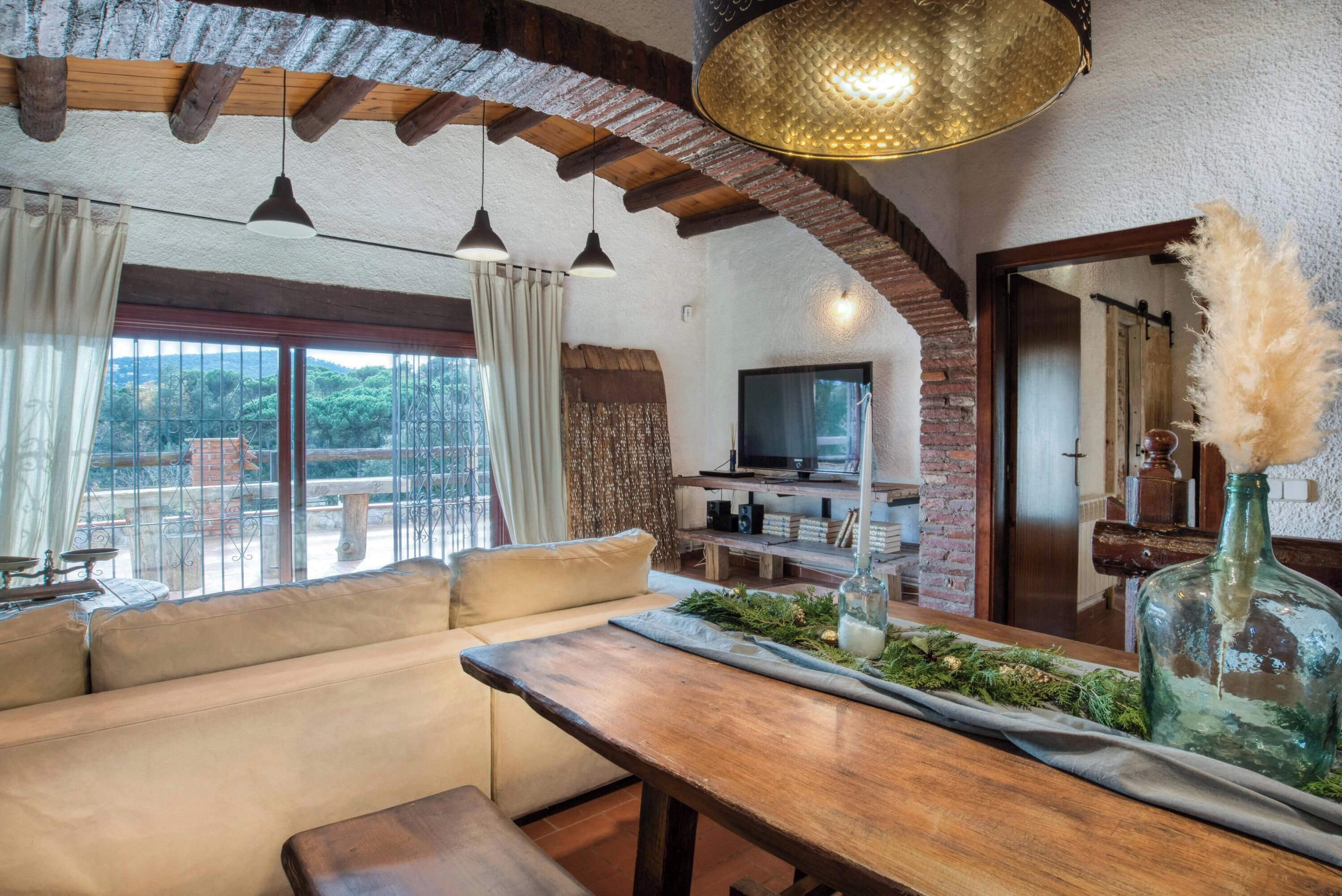 Televisie, een open haard, een dvd-speler en een stereo