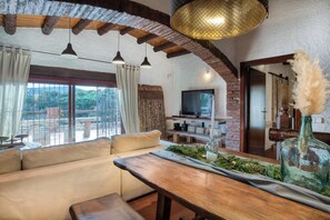 Televisión, chimenea, reproductor de DVD y estéreo