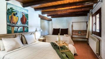 4 bedrooms, iron/ironing board, free WiFi, bed sheets