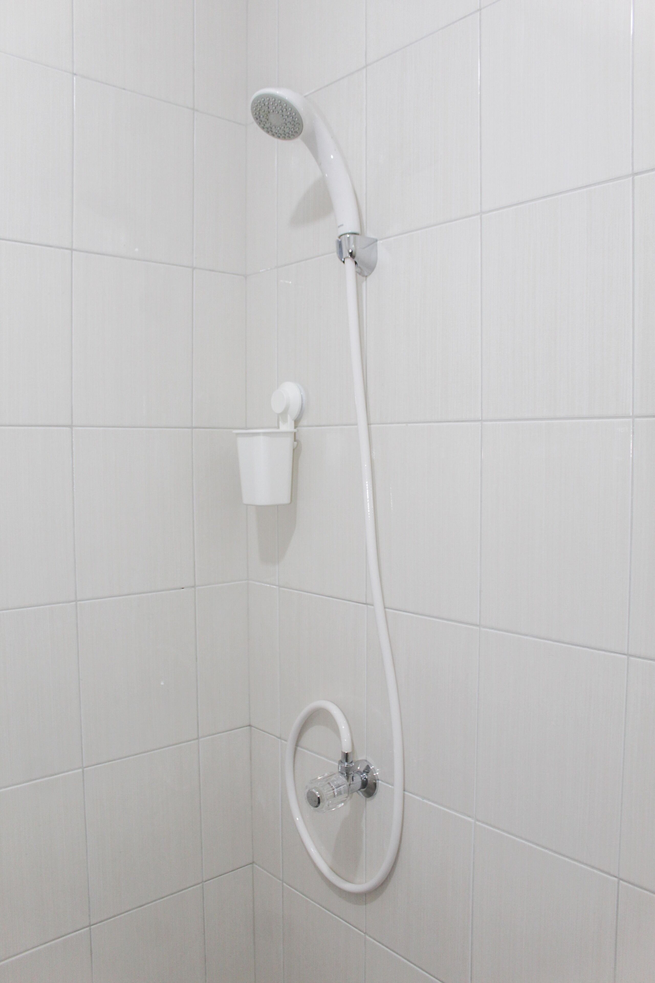 Kamar | Kamar mandi | Shower, perlengkapan mandi gratis,  dan handuk