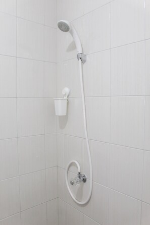 Chambre | Salle de bain | Douche, articles de toilette gratuits, serviettes fournies