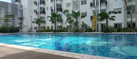 Una piscina al aire libre