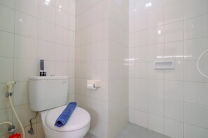 Dusche, kostenlose Toilettenartikel, Handtücher