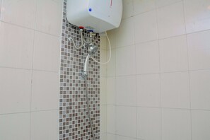 Kamer | Badkamer | Een douche, gratis toiletartikelen, handdoeken