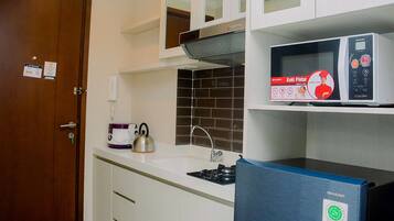 Habitación | Cocina privada | Refrigerador, parrilla de estufa y utensilios de cocina