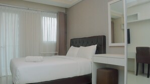 Ein Schlafzimmer mit Bett, Schreibtisch und Stuhl.