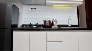 Zimmer | Eigene Küche | Kühlschrank, Herdplatte, Kochgeschirr/Geschirr/Besteck