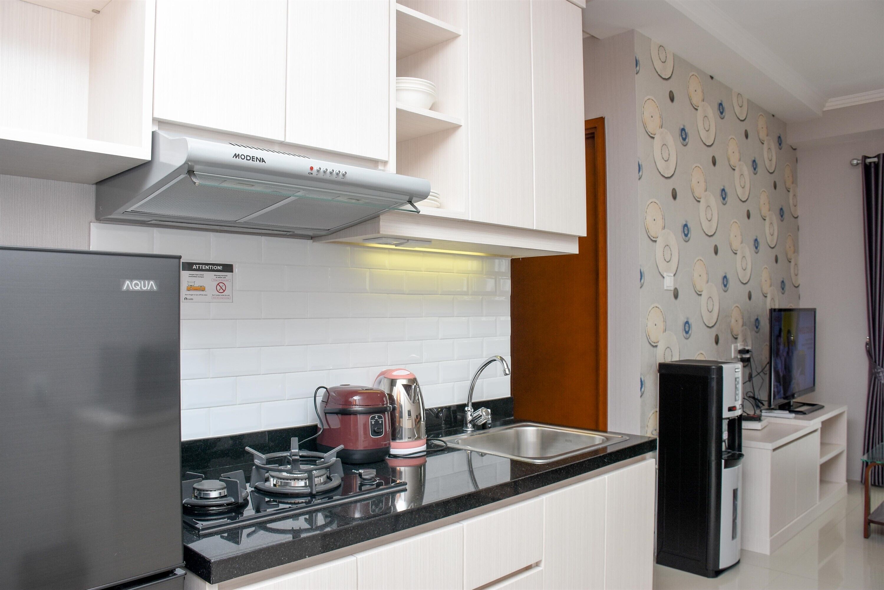 Habitación | Cocina privada | Frigorífico, placa de cocina y utensilios de cocina