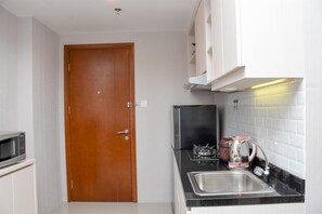 Private kitchen - Comfy 2Br At Signature Park Grande Apartment (Jakarta)