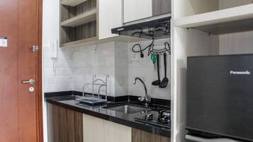 Room | Private kitchen | Fridge, stovetop, cookware/dishes/utensils