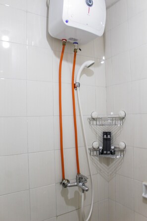 Chambre | Salle de bain | Douche, articles de toilette gratuits, serviettes fournies