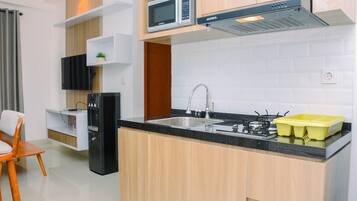Room | Private kitchen | Fridge, stovetop, cookware/dishes/utensils