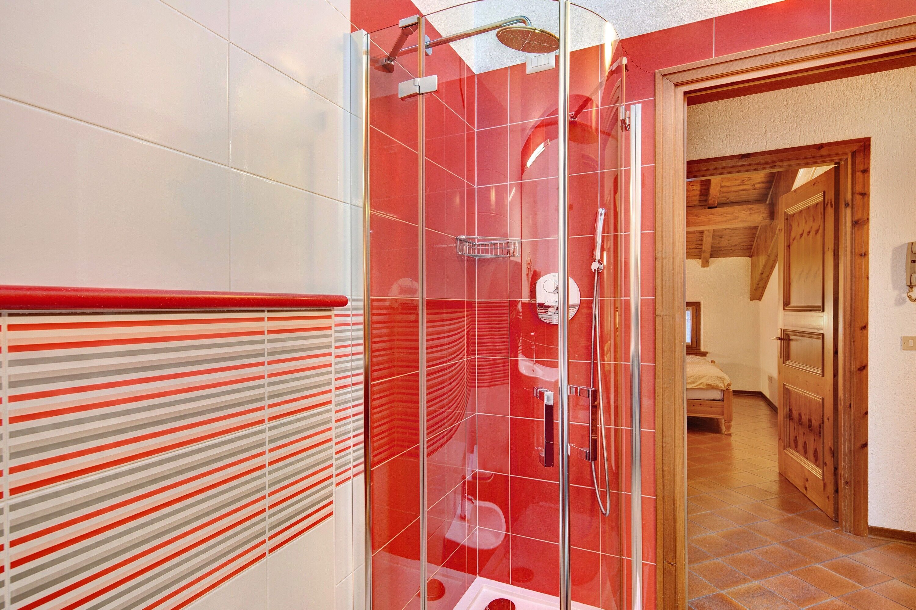 Une salle de bain moderne avec une douche à parois de verre, des toilettes et un lavabo.