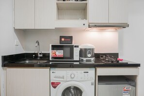 غرفة | مطبخ خاص | ثلاجة، موقد طهي مسطح، مستلزمات طهي/أطباق/أوعية