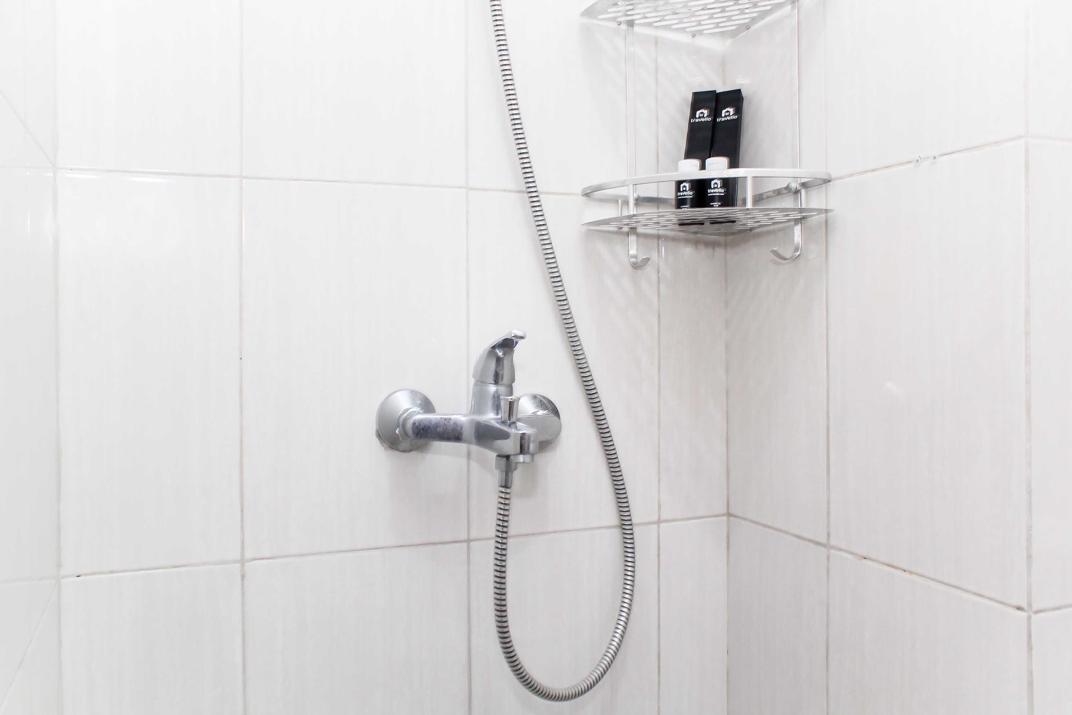 Kamar | Kamar mandi | Shower, perlengkapan mandi gratis,  dan handuk