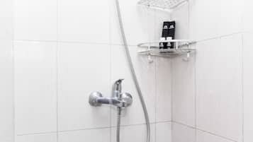 Kamar | Kamar mandi | Shower, perlengkapan mandi gratis, dan handuk