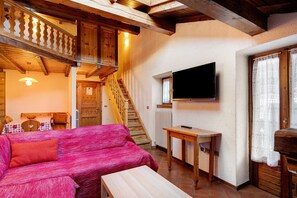 Una televisión, una chimenea