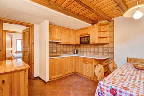 Frigorífico, microondas, placa de cocina y lavavajillas