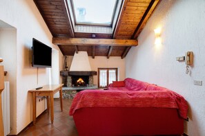 Una televisión, una chimenea