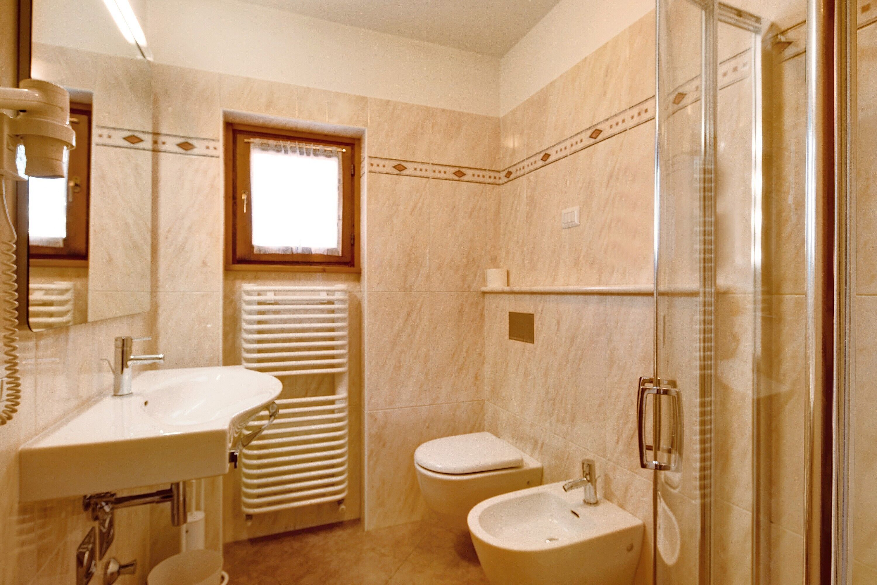 Dusche, kostenlose Toilettenartikel, Haartrockner