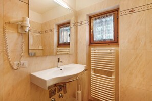 Shower, free toiletries, hair dryer