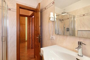 Dusche, kostenlose Toilettenartikel, Haartrockner