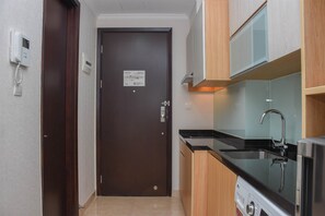 ثلاجة، موقد طهي مسطح، مستلزمات طهي/أطباق/أوعية