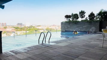 Kolam renang outdoor