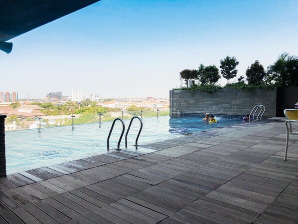 Outdoor pool - Warm Studio Apartment At Tamansari Papilio (Surabaya)